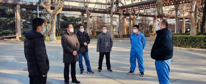 2图为侯景滨在总部厂区检查指导-安衡摄_副本_副本.jpg