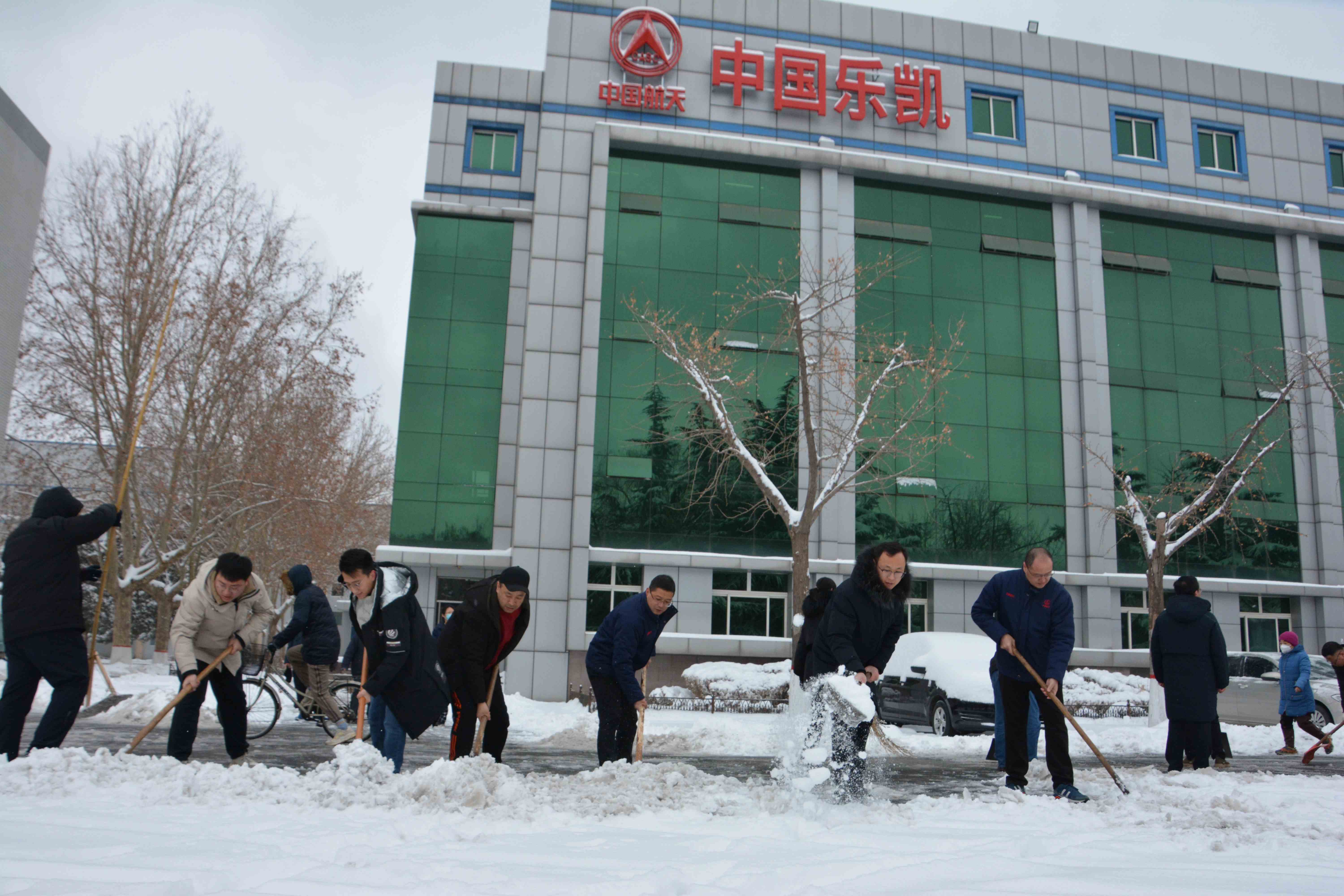 吹响扫雪除冰“集结号”！迎风战雪保生产